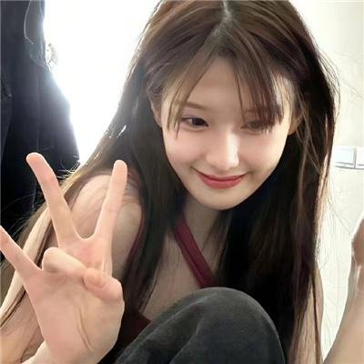 戴流苏耳环的少女
